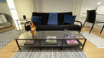 Smart TV, fireplace, books, stereo