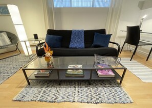 TV connectée, cheminée, livres, chaßne hi-fi