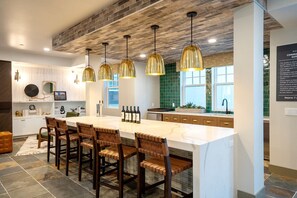 Dining - Sleek Burlingame 1BR w/ W/D, Gym & Roof, nr Caltrain, by Blueground (Burlingame)