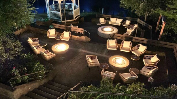 A gazebo with a circular seating area and a fire pit. - Boho Manor Resort - Room C (Monte Rio)