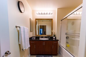 Regadera y tina de hidromasaje