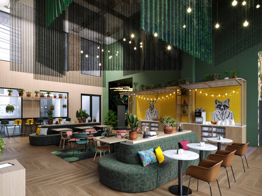 Een modern interieur met een bar, zithoekjes en diverse planten.