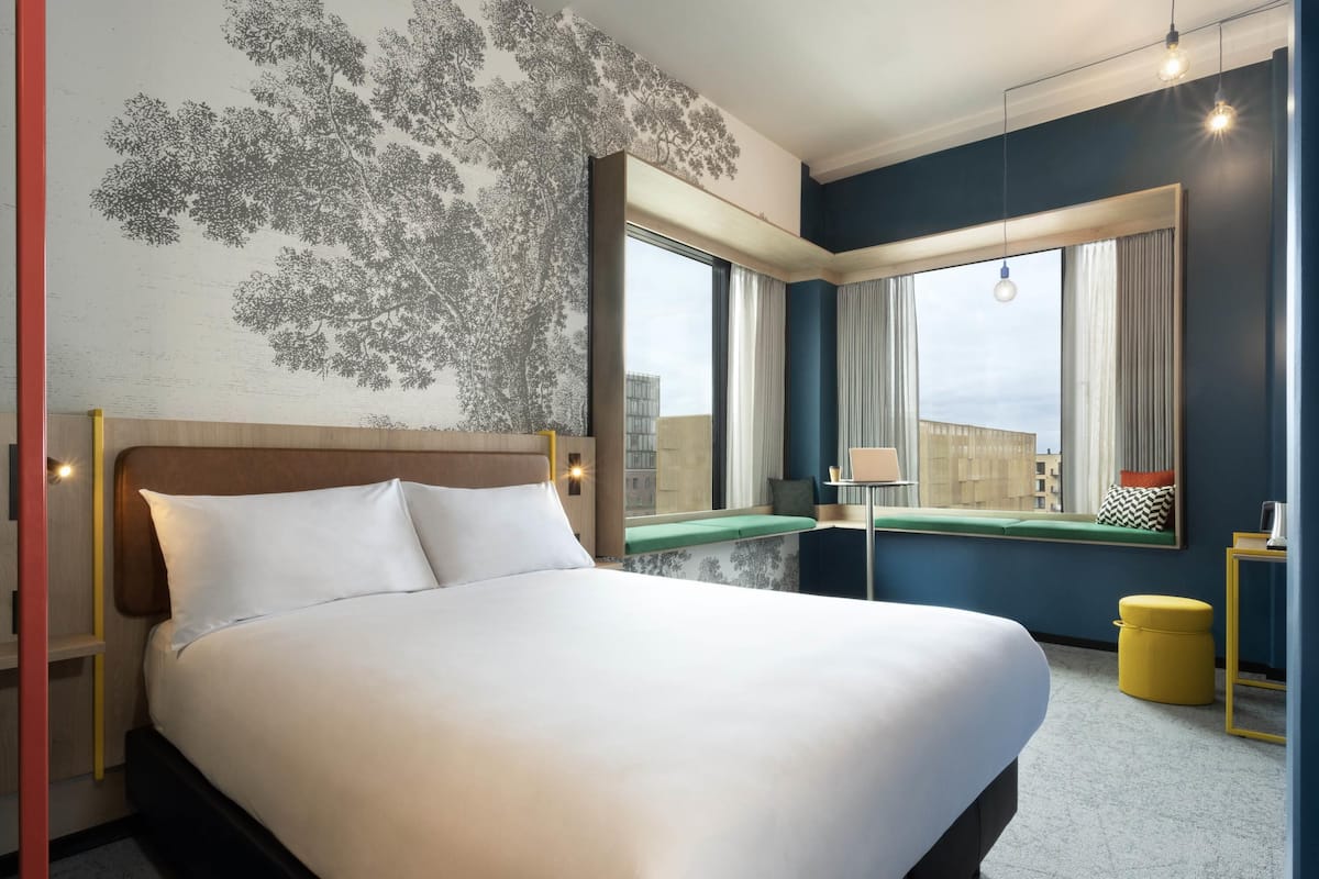 Deluxe Room, 1 Double Bed, Corner | In-room safe, laptop workspace, soundproofing, cribs/infant beds