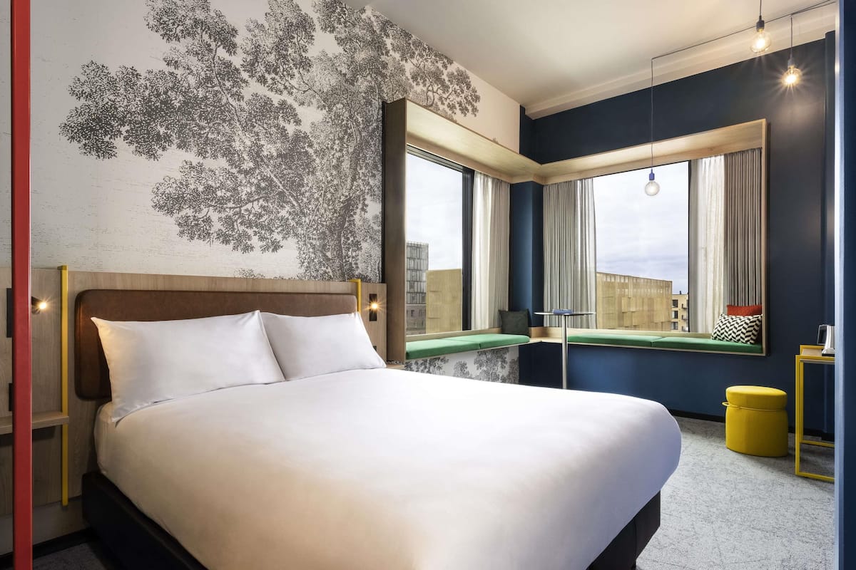 Deluxe Room, 1 Double Bed, Corner | In-room safe, laptop workspace, free WiFi, bed sheets