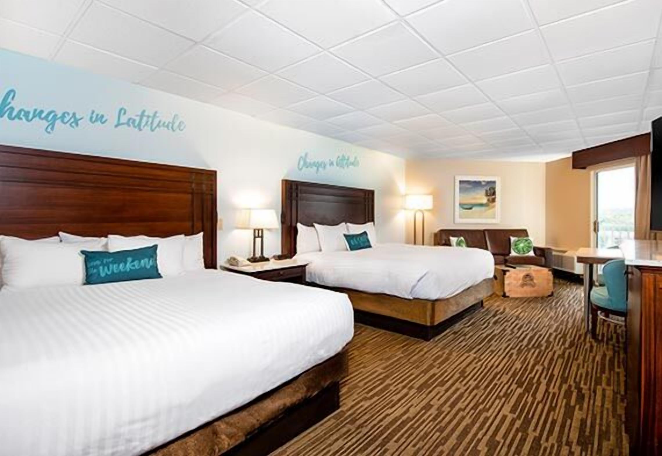 Relaxing Stay! 3 Convenient Units, Free Parking, Pool, Near Lake Of The Ozarks - Sunrise Beach, MO