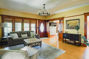 Smart TV, fireplace, stereo, offices