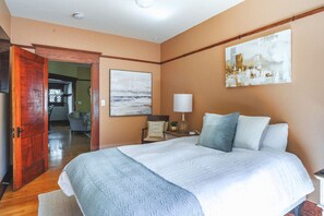 4 bedrooms, desk, iron/ironing board, travel cot - Lux Historical Home: King Bed, Office, Crib/Toys, Grill, Firepit (San Diego)