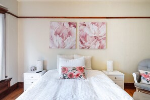4 chambres, bureau, fer et planche à repasser, lit de bébé portatif
