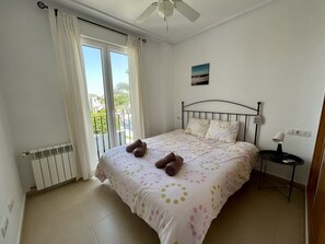 2 slaapkamers, een strijkplank/strijkijzer, wifi, beddengoed