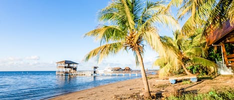 Na praia, espreguiçadeiras, toalhas de praia 