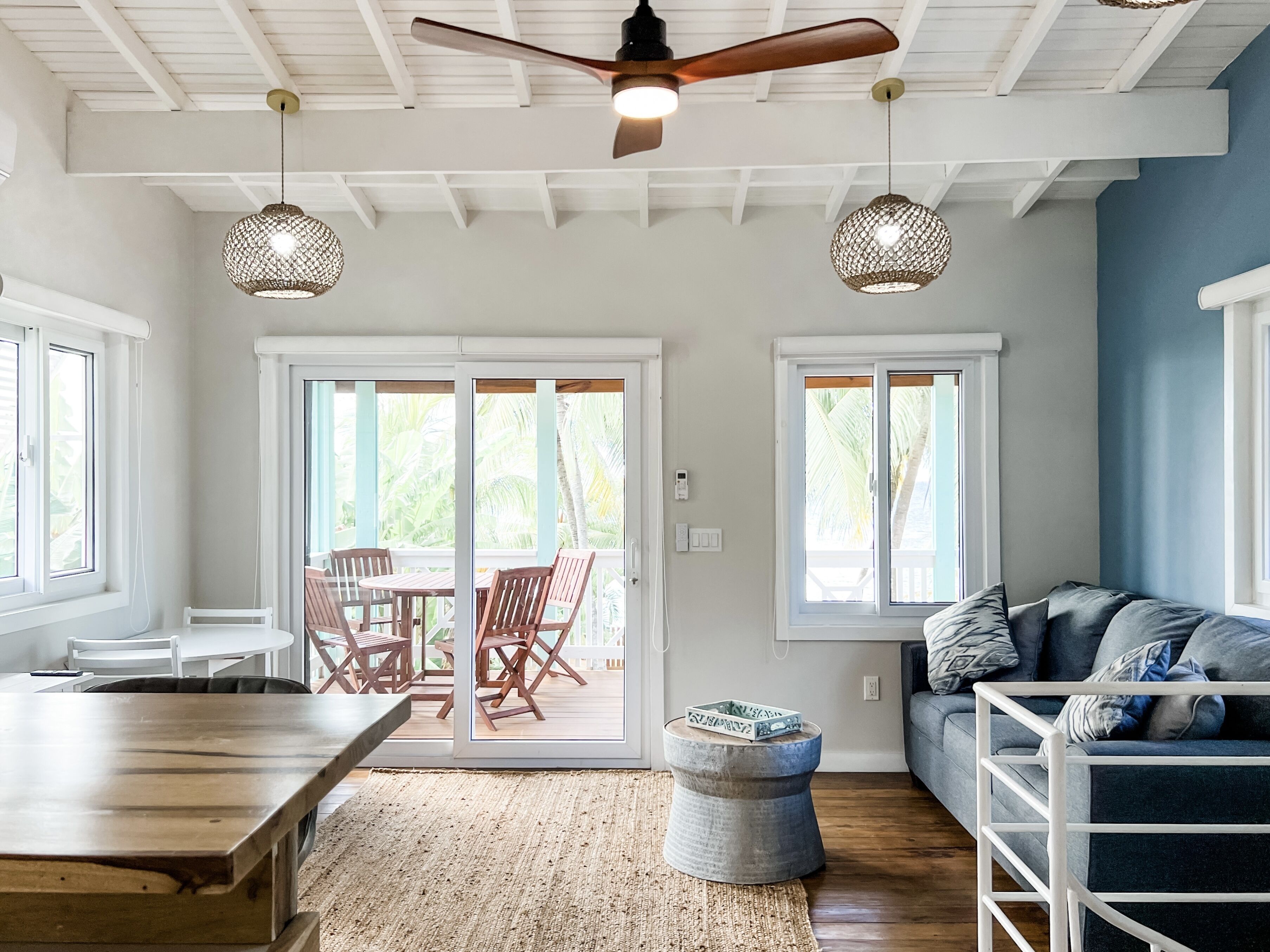 Televisor intel·ligent i llibres 