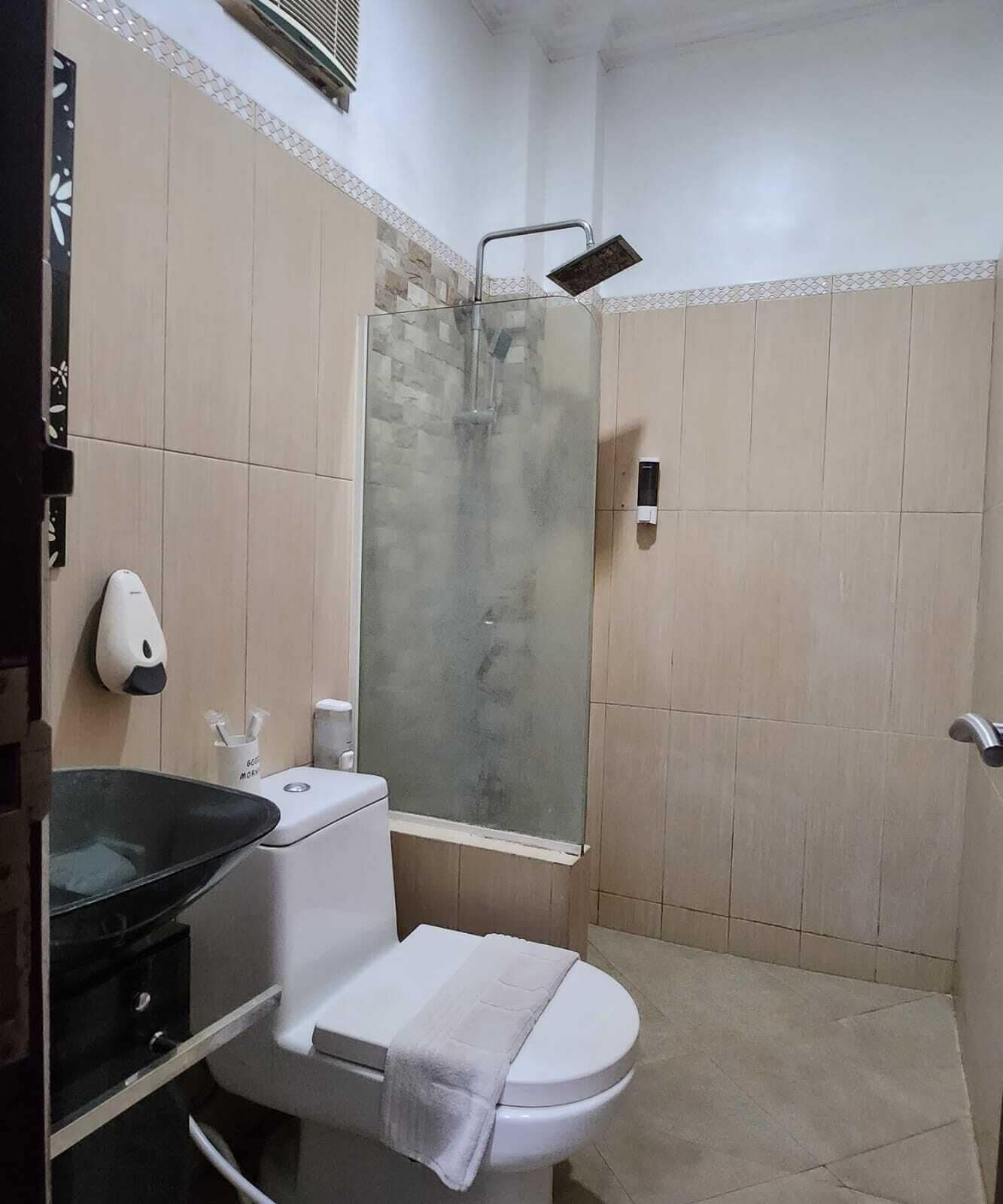Deluxe Room | Bathroom | Slippers, bidet, towels, soap