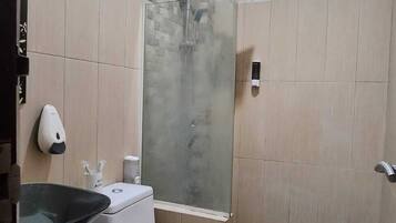 Deluxe Room | Bathroom | Slippers, bidet, towels, soap