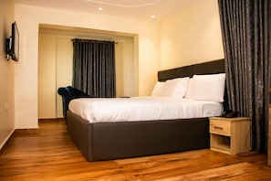 Minibar, escritorio, cortinas blackout y wifi gratis