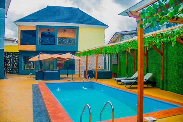 Una piscina al aire libre