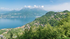 Eine Berglandschaft mit einem See und einer Stadt, eingebettet in ein Tal.