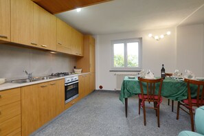 Casa estándar, varias habitaciones, 2 baños, junto a la montaña (Casa Gerolamo) | Cocina privada | Refrigerador, microondas, horno y parrilla de estufa
