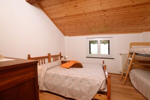 Standard-Haus, Mehrere Schlafzimmer, 2 Bäder, Bergseite (Casa Gerolamo) | 2 Schlafzimmer, kostenloses WLAN, Bettwäsche