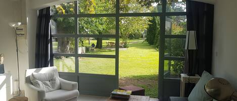 TV connectée, lecteur de DVD, livres