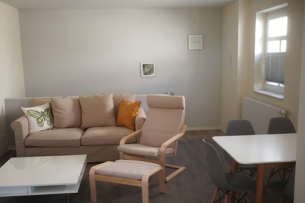 offener Wohnbereich mit ausziehbarem Schlafsofa