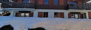 A two-story wooden chalet with a balcony, labeled "LES MOUFLONS ALT 1220". - Chalet les Mouflons - Le Refuge (12 people) ideal for ski holidays (Crest-Voland)
