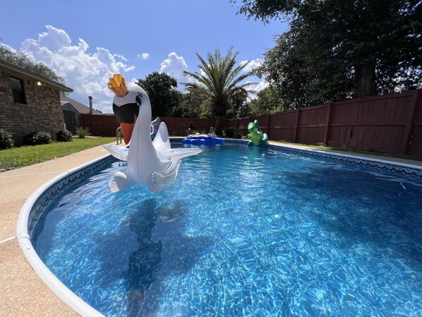 Una piscina al aire libre