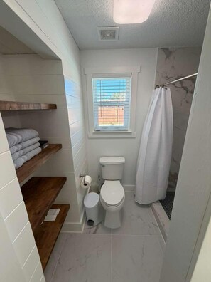 Een douche, een haardroger, handdoeken