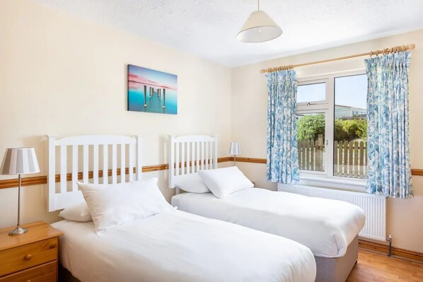 4 bedrooms, iron/ironing board, WiFi, bed sheets