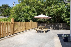 Outdoor dining - An Rua (500m to Lahinch Beach), An Rua - 15 min walk to Lahinch Golf Club (Lahinch Road)