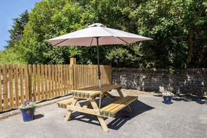 Outdoor dining - An Rua (500m to Lahinch Beach), An Rua - 15 min walk to Lahinch Golf Club (Lahinch Road)
