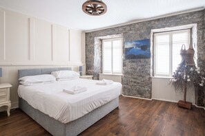 3 bedrooms, iron/ironing board, free Internet, bed sheets - Cross Seas House - Ireland's Closest House to the Sea , Cross Seas - 2 Bedrooms: 1 Double Rooms, 1 T (Lahinch)