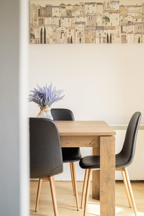 Dining - Dough Beag 10 (250m to Lahinch Beach), Dough Beag Apartment (Lahinch)