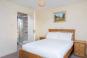 3 bedrooms, iron/ironing board, free Internet, bed sheets