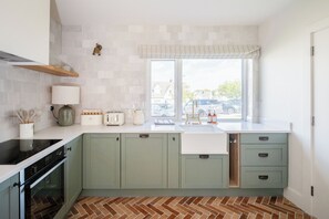 Fridge, microwave, oven, stovetop - The Links 10, Amazing Location- Food, Drinks, Surf, & Golf! - 10 (Lahinch)