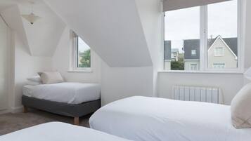 3 bedrooms, iron/ironing board, WiFi, bed sheets