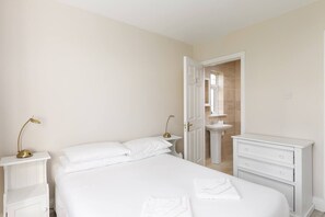 3 quartos, ferros/tábuas de passar roupa, Wi-Fi, roupa de cama