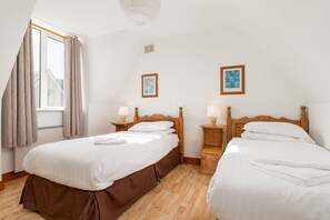 4 habitaciones, tabla de planchar con plancha y ropa de cama 