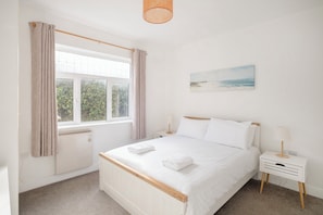 3 bedrooms, iron/ironing board, bed sheets