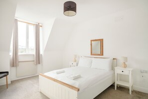 3 bedrooms, iron/ironing board, bed sheets