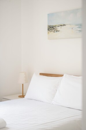 3 bedrooms, iron/ironing board, bed sheets - The Links 08, Amazing Location- Food, Drinks, Surf, & Golf! (Lahinch)