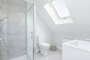 Bathtub, towels
