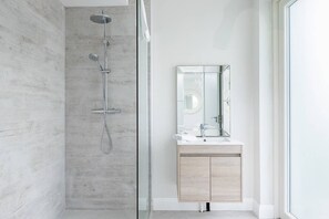 Bathtub, towels - Ellery Lodge - Luxury Family Holiday Home (Ballyellery Liscannor rd Lahinch)