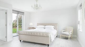 4 habitaciones, tabla de planchar con plancha, wifi y ropa de cama
