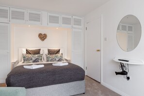 1 bedroom, bed sheets - Luí na Gréine Apartment - In the Heart of Lahinch! (Lahinch)