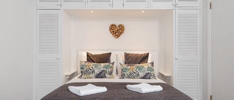 1 bedroom, bed sheets