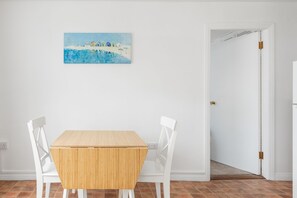 Dining - Luí na Gréine Apartment - In the Heart of Lahinch! (Lahinch)