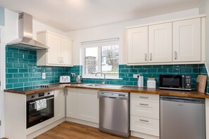 Een koelkast, een microgolfoven, een oven, een vaatwasser