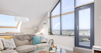 The Dell 18 - With golf course and sea views!