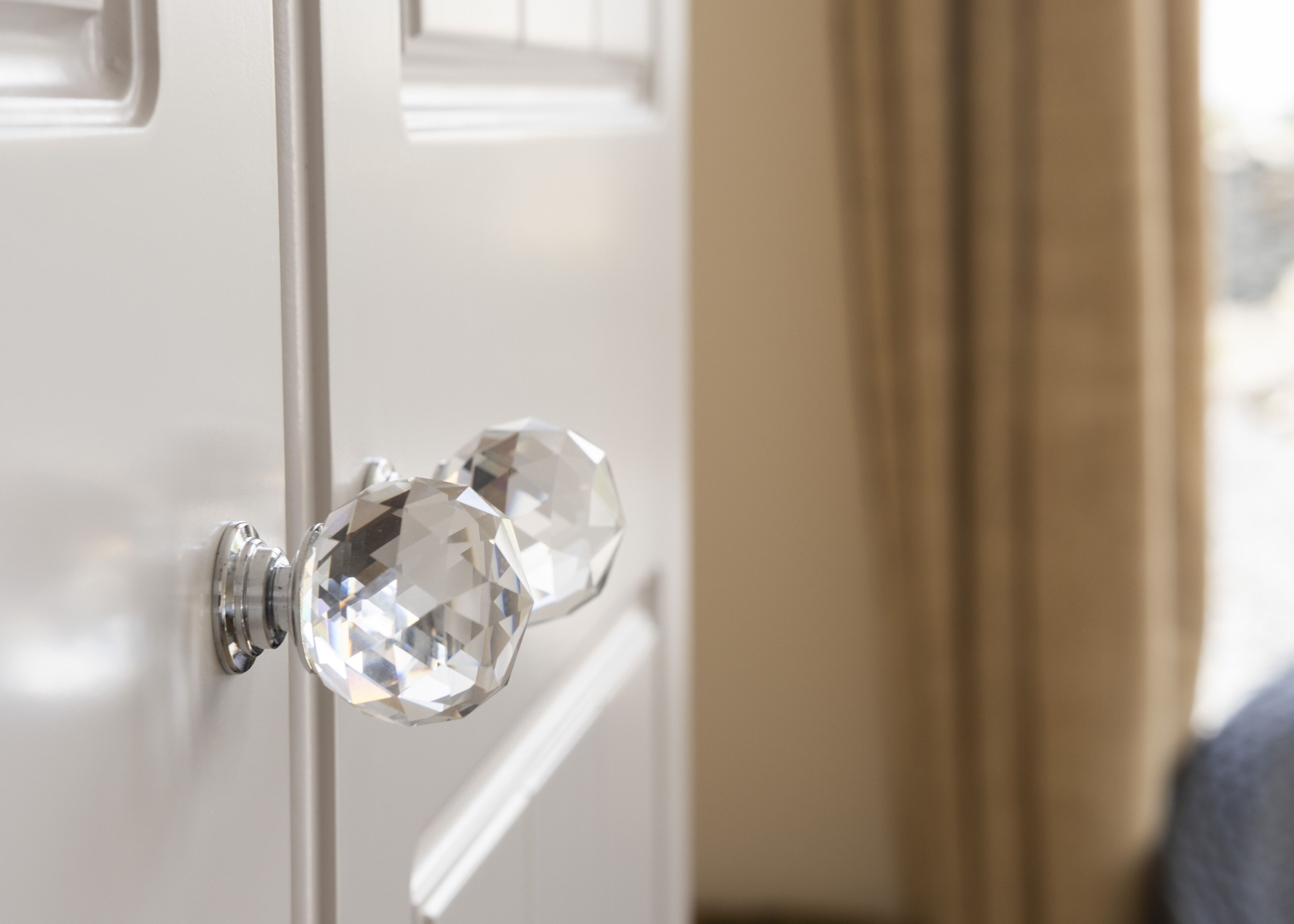 Une porte dotée d’une poignée en cristal.