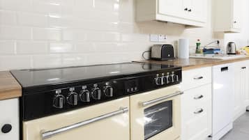 Een koelkast, een magnetron, een oven, een kookplaat